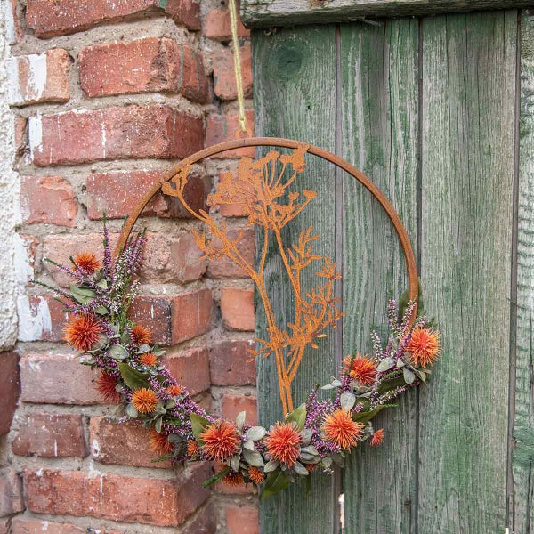 Dekorativer Metallkranz mit floralen Elementen zur Wandbefestigung