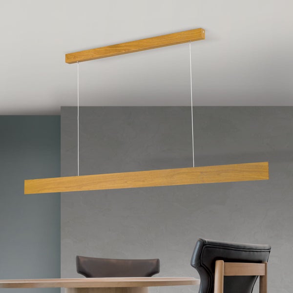 Moderne Pendelleuchte aus Holz in Balkenform über einem Esstisch montiert
