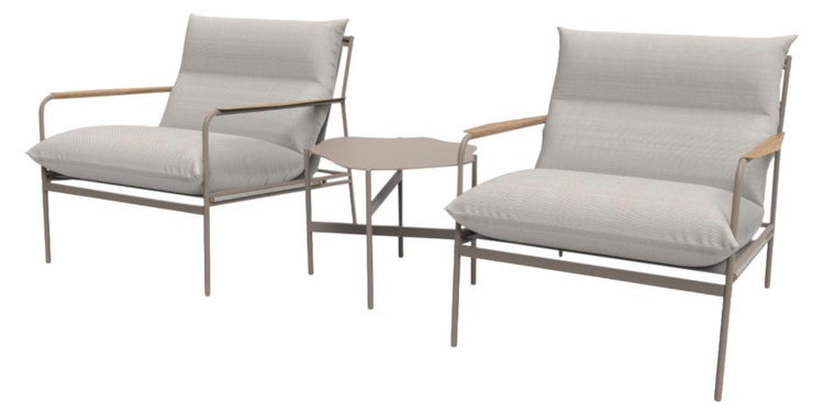 Gartenmöbel-Set bestehend aus zwei Loungesesseln und einem Beistelltisch, Metallgestell mit Holzarmlehnen und Polstern.