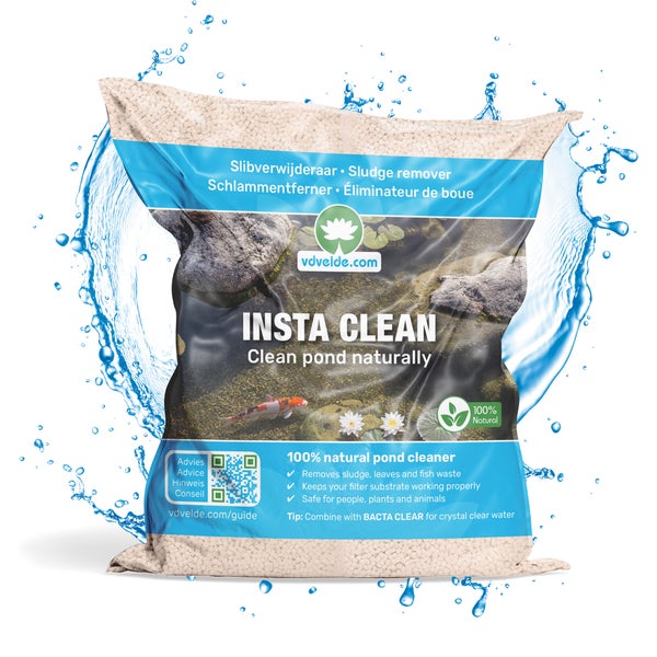 Beutel mit Insta Clean Teichschlammentferner zur natürlichen Reinigung von Teichwasser und Entfernung von Schlamm und Fischabfällen.