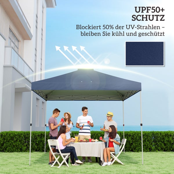 Blauer Faltpavillon im Garten mit UPF 50 plus UV-Schutz, unter dem eine Gruppe von Menschen an einem gedeckten Tisch sitzt.
