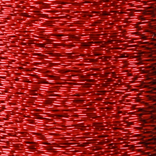 Roter Dekodraht oder Wickeldraht für Floristik, eng gewickelt mit metallischem Glanz.