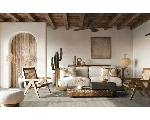 Wohnzimmer im Bohème-Stil mit Sofa, Sesseln und Dekoration