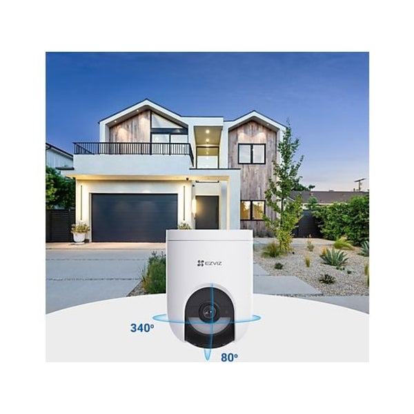 EZVIZ Außen-Überwachungskamera mit 340 Grad horizontalem und 80 Grad vertikalem Schwenkbereich vor einem modernen Haus mit Garage und Garten.