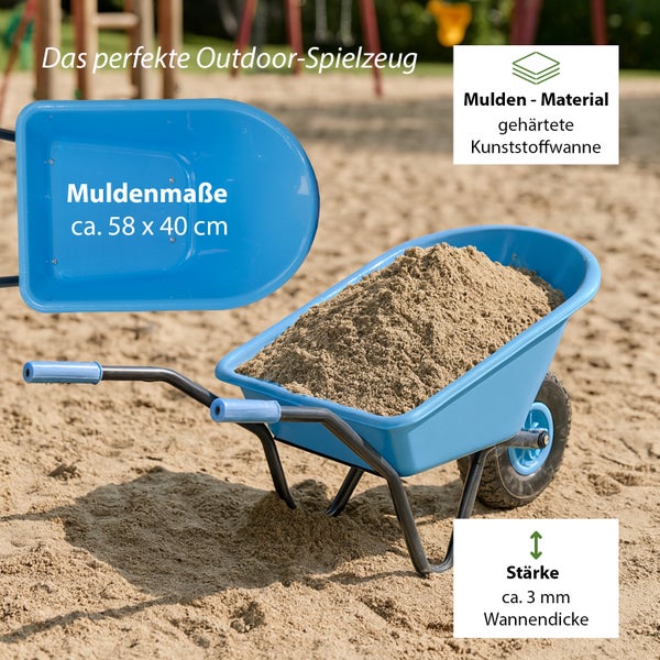 Blaue Kinder-Schubkarre im Sandkasten, gehärtete Kunststoffwanne, Maße circa 58 mal 40 Zentimeter, Materialstärke circa 3 Millimeter.
