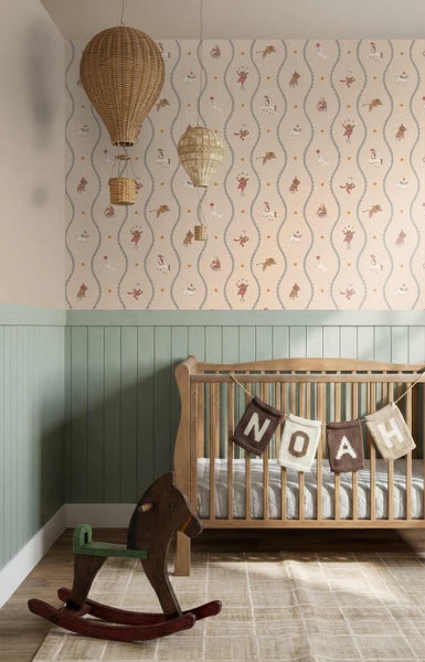 Kinderzimmer mit gemusterter Tapete, Wandvertäfelung aus Holz, einem Gitterbett und einem hölzernen Schaukelpferd.