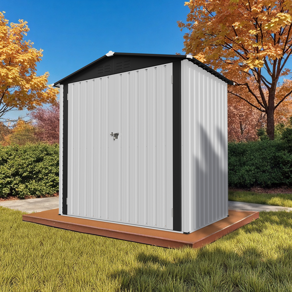 Metall Gerätehaus im Garten mit Bäumen im Hintergrund