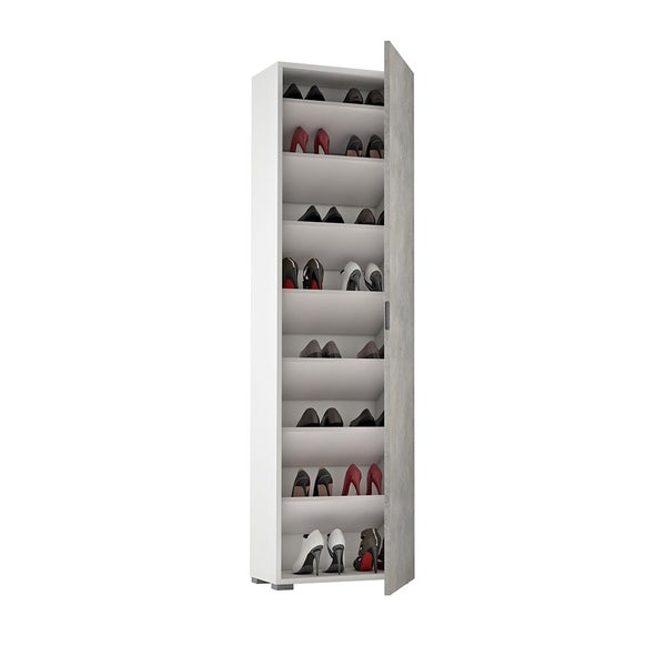 Offener Schuhschrank mit mehreren Schuhpaaren