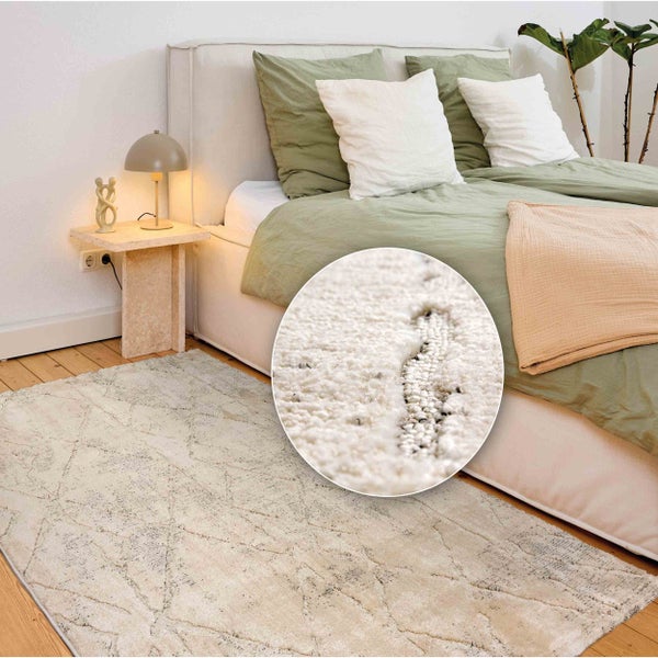 Teppich im Schlafzimmer mit geometrischem Muster und Detailansicht der Textur