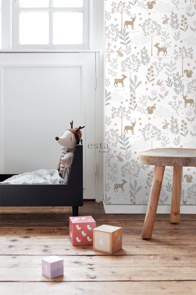 Kinderzimmer mit Waldtiermuster-Tapete, Bett und Spielzeugwürfeln