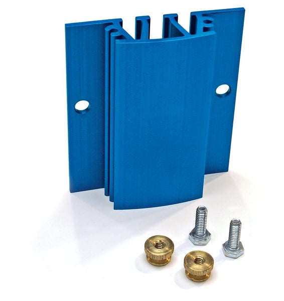 Blaue Metallhalterung mit ALNE Logo, zwei Schrauben und zwei Messingmuttern.