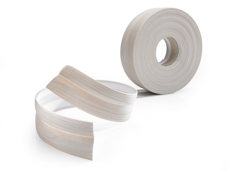 Eine Rolle selbstklebende Sockelleiste mit Holzoptik Oberfläche als flexible Wandabschlussleiste für den Innenbereich.