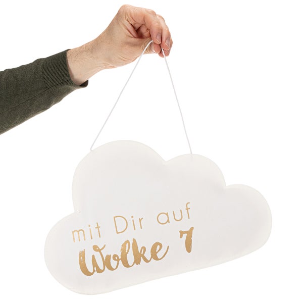 Hand hält ein wolkenförmiges Dekoschild mit der Aufschrift mit Dir auf Wolke 7.