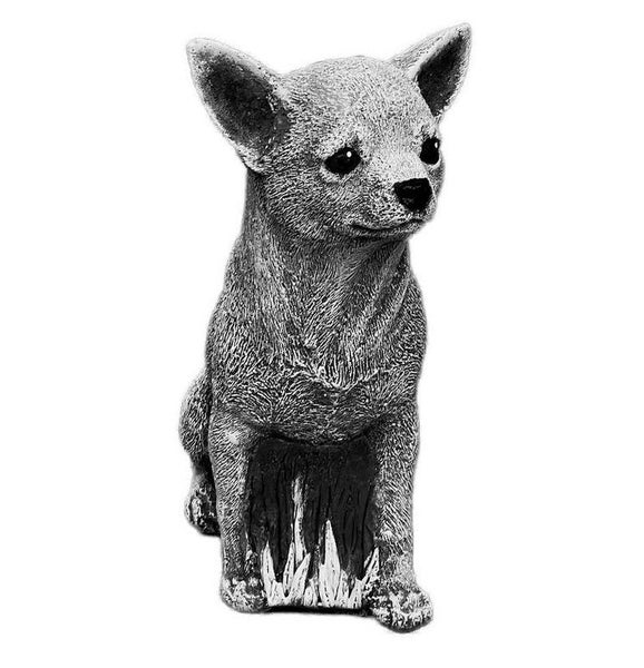 Gartenfigur sitzender Chihuahua aus Steinguss in Grau, detailreiche Hundefigur als Gartendekoration.