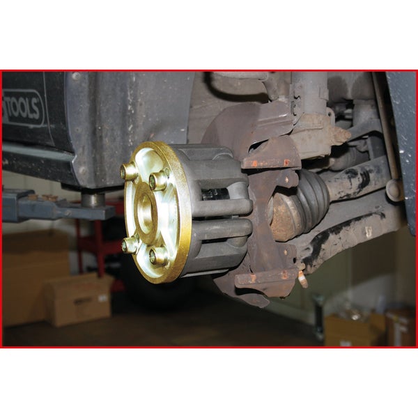 Radlagerwerkzeug im Einsatz an einem Auto