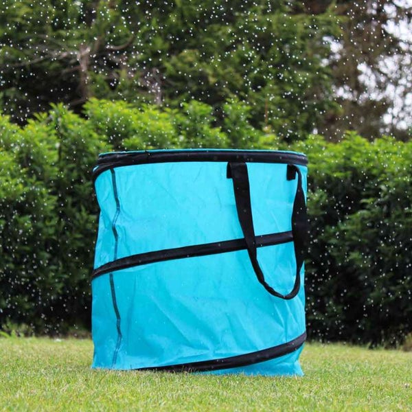 Blauer Gartensack mit Tragegriffen auf Rasen