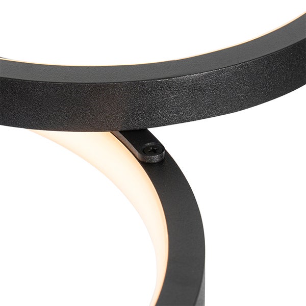 Detailaufnahme einer Leuchte mit runden Elementen und Schraubverbindung