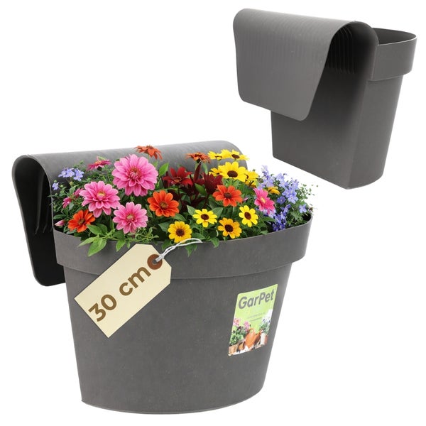 Balkonkasten für das Geländer, bepflanzt mit bunten Blumen, inklusive Etikett 30 Zentimeter und GarPet Logo.