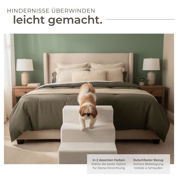 Hundetreppe vor einem Bett mit einem Hund darauf