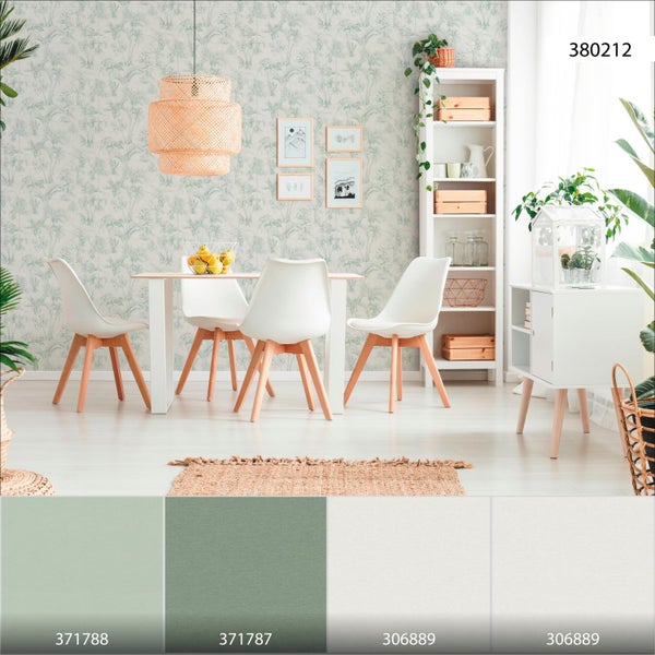 Heller Essbereich mit Holztisch, weißen Stühlen und gemusterter Tapete
