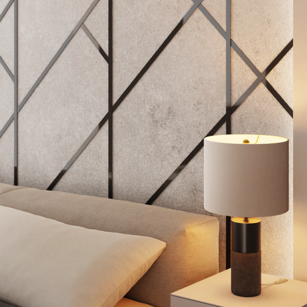 Schlafzimmerszene mit Bett, Nachttisch und Lampe