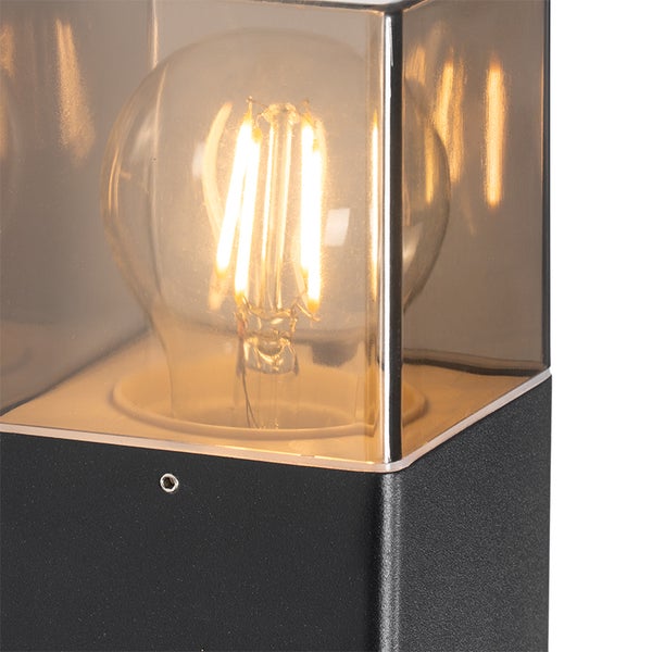 Außenleuchte mit LED-Filament-Leuchtmittel, quadratischem Glasgehäuse und Metallsockel.