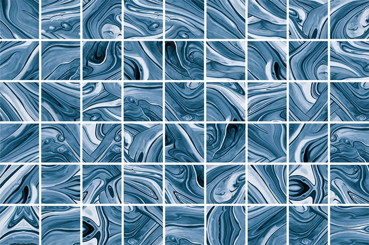 Mosaikfliesen mit blauem Muster auf dunklem Untergrund