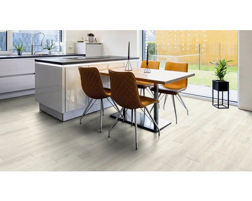 Heller Raum mit Esstisch, Stühlen und hellem Holzboden.