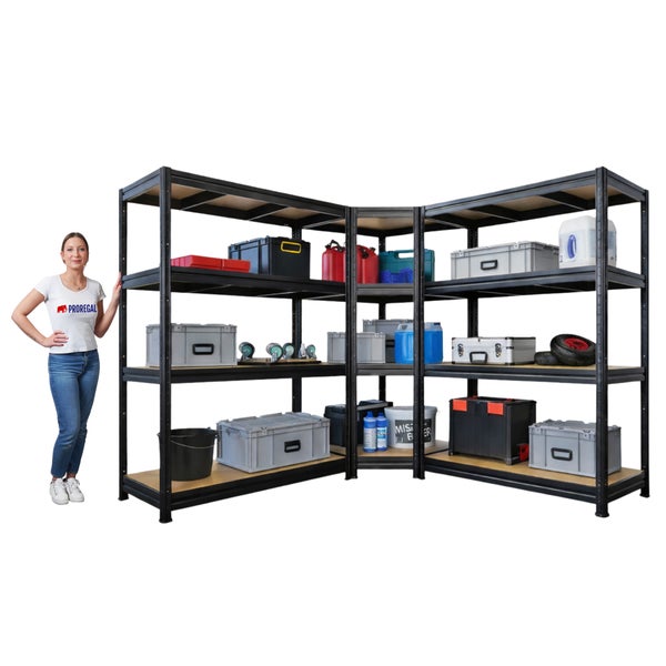 Schwarzes Metall Eckregalsystem mit vier Holzböden, befüllt mit Werkzeugboxen und Kanistern, neben einer Person zur Größenveranschaulichung.