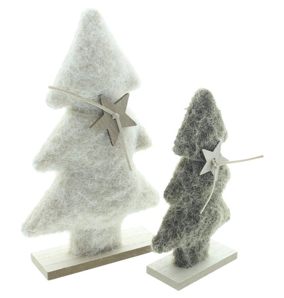Zwei dekorative Weihnachtsbäume aus Filz mit Holzsockel und Stern