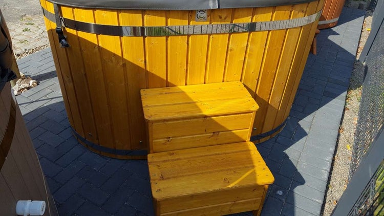 Holzbadewanne mit Holztreppe