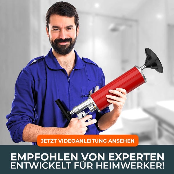 Handwerker hält eine rote Rohrreinigungspumpe für Abflüsse in einem hellen, organisierten Badezimmer.