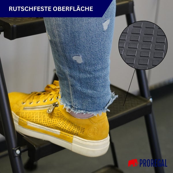 Detailaufnahme einer Person auf einer Trittleiter mit rutschfester Oberfläche