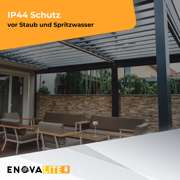 Terrasse mit Sitzgruppe unter einer Pergola. IP44 Schutz vor Staub und Spritzwasser.