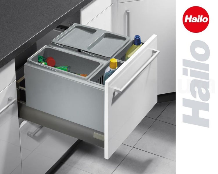 Hailo Mülltrennsystem in einer weißen Küchenschublade mit grauen Abfalleimern und Stauraum für Reinigungsmittel. Hailo Logo.