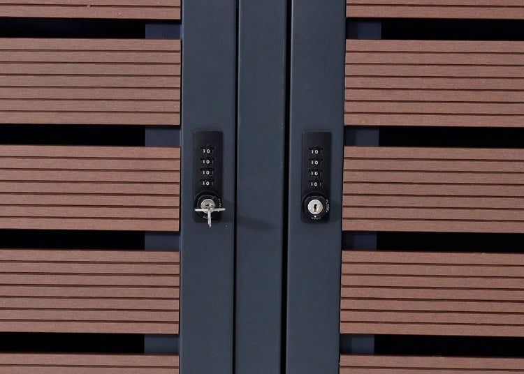 Detailaufnahme eines Gartentors mit Schloss und Zahlencode