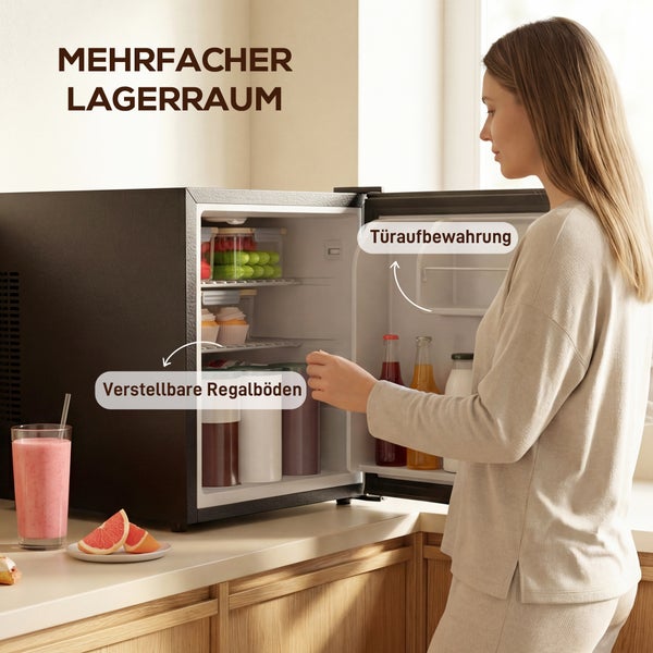 Schwarzer Mini-Kühlschrank mit verstellbaren Regalböden und Türfächern in einer hellen, organisierten Küche, während eine Frau den Kühlschrank öffnet.