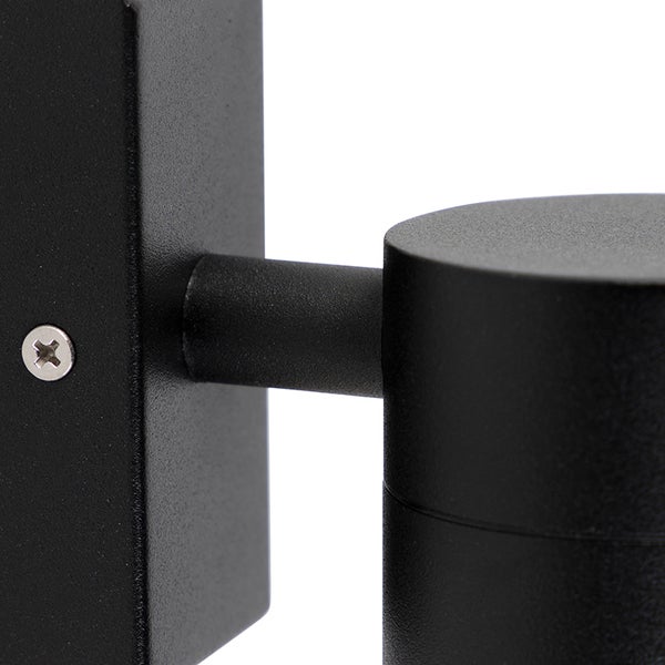 Nahaufnahme einer mattschwarzen Wandleuchte mit Wandhalterung und zylindrischem Gehäuse.