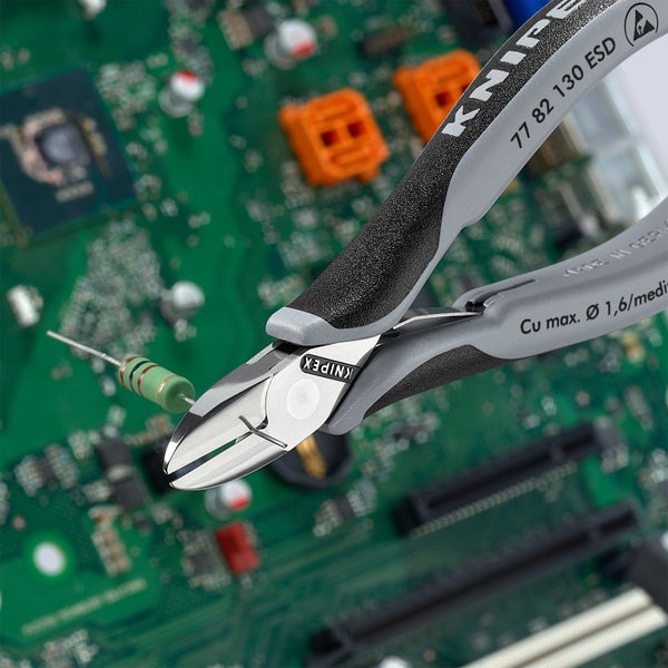Knipex Elektronik Seitenschneider zum Schneiden eines Widerstandes vor einer Platine