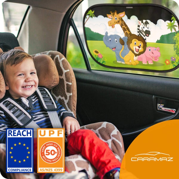Sonnenschutz für das Auto mit Tiermotiven am Fenster neben einem Kind im Kindersitz. UPF 50 plus Schutz, REACH Konformität und Caramaz Logo.