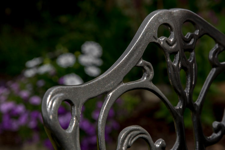 Detailaufnahme der Rückenlehne eines Gartenstuhls aus Metall