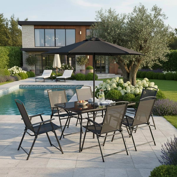 Moderne Garten-Essgruppe mit Tisch, sechs Stühlen und Sonnenschirm auf einer Terrasse am Pool in einem weitläufigen, gepflegten Garten.