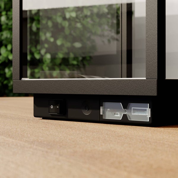 Detailansicht der Basis einer Außenleuchte mit Schalter, Power-Button und abgedeckten Anschlüssen für Eingang und Ausgang.