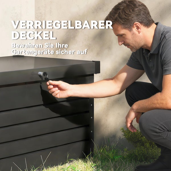 Ein Mann verschließt eine schwarze Metall-Gartenbox mit einem Schlüssel zur sicheren Aufbewahrung von Gartengeräten.