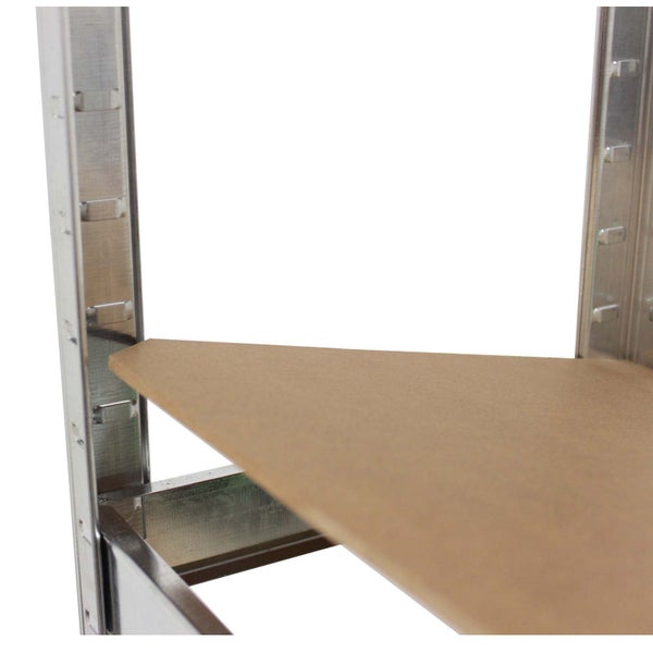 Detailansicht eines Regalsystems mit verzinkten Metallprofilen und einem Einlegeboden aus Holzwerkstoff