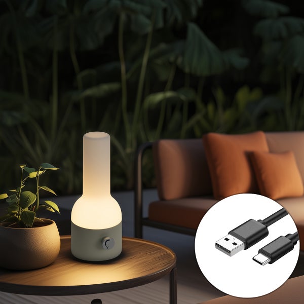 Moderne dimmbare LED Tischleuchte für den Außenbereich auf einem Holztisch mit USB Ladekabel in der Detailansicht.