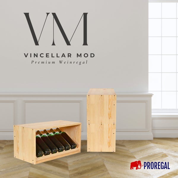Vincellar Mod Weinregal aus Holz in hellem Raum mit Parkett. Ein Modul mit Weinflaschen, zwei gestapelt. Vincellar Mod Logo. Proregal Logo.