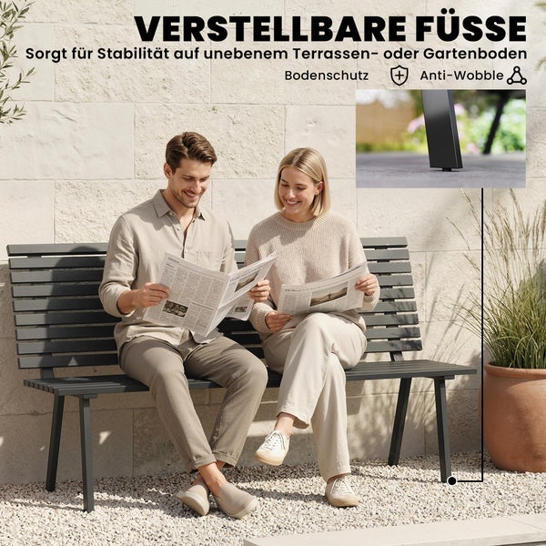 Paar auf einer dunkelgrauen Gartenbank mit verstellbaren Füßen auf Kies vor einer Steinwand, inklusive Detailansicht der stabilisierenden Füße.