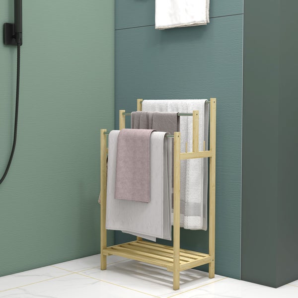 Freistehender Handtuchhalter aus Bambus mit drei höhenversetzten Stangen und einer Ablage in einem modernen Badezimmer.
