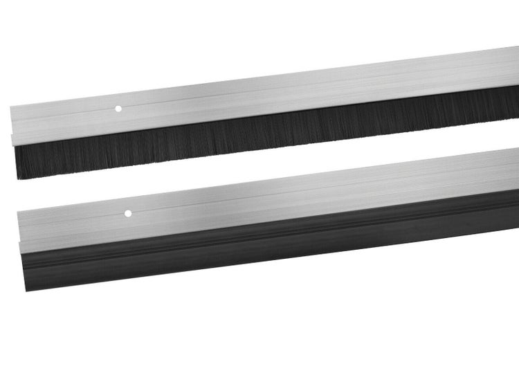Zwei Türbodendichtungen mit Aluminiumprofil, eine mit Bürste und eine mit Gummilippe zur Abdichtung von Türen.